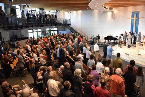 Die versammelte Gemeinde beim Jubilaeums-Gottesdienst zum 90-jährigen