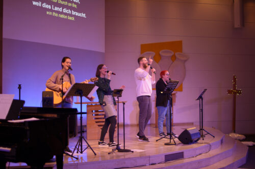 Musiker auf der Buehne beim Lobpreisgottesdienst